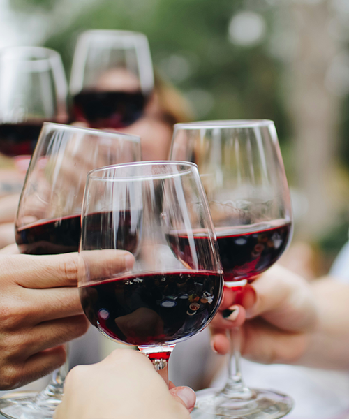 Anstossen mit Rotwein